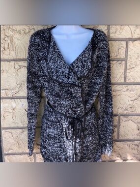 hem & thread wrap cardigan vegan leather trim tweed
Size Large
New NWOT